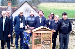 Un trophée original remis à la commune de Beaunotte pour sa collecte de mobiles usagés !